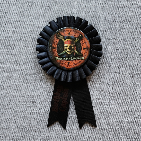 Disney Pirates Of The Caribbean Birthday Captain Ribbon Pin - Picture 1 of 7